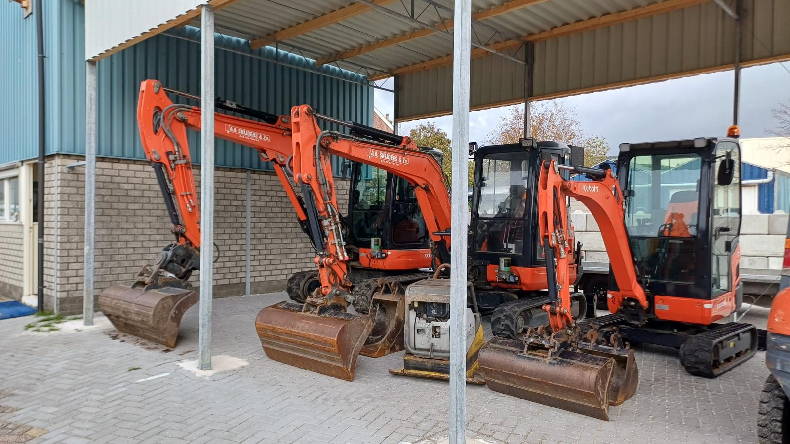 Eigen graafmachines van A.A. Snijders klaar voor grondwerk op de werf